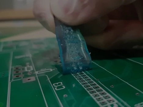 峻茂SC6301临时粘接胶用于PCBA芯片模组临时粘接可除胶